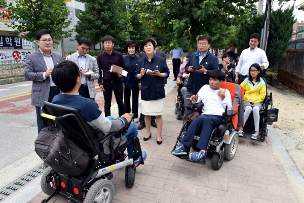 도로변 장애인 휠체어 보행 현지점검 및 체험
